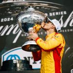 Fotografía cedida por IndyCar hecha el 15 de septiembre de 2024 al piloto español Álex Palou durante su celebración de la conquista del Gran Prix de Big Machine Music City en Nashville que le garantizó su tercer título de temporada. EFE/ Chris Owens/ IndyCar /SOLO USO EDITORIAL