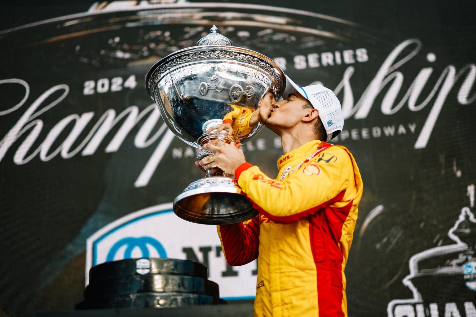 Fotografía cedida por IndyCar hecha el 15 de septiembre de 2024 al piloto español Álex Palou durante su celebración de la conquista del Gran Prix de Big Machine Music City en Nashville que le garantizó su tercer título de temporada. EFE/ Chris Owens/ IndyCar /SOLO USO EDITORIAL