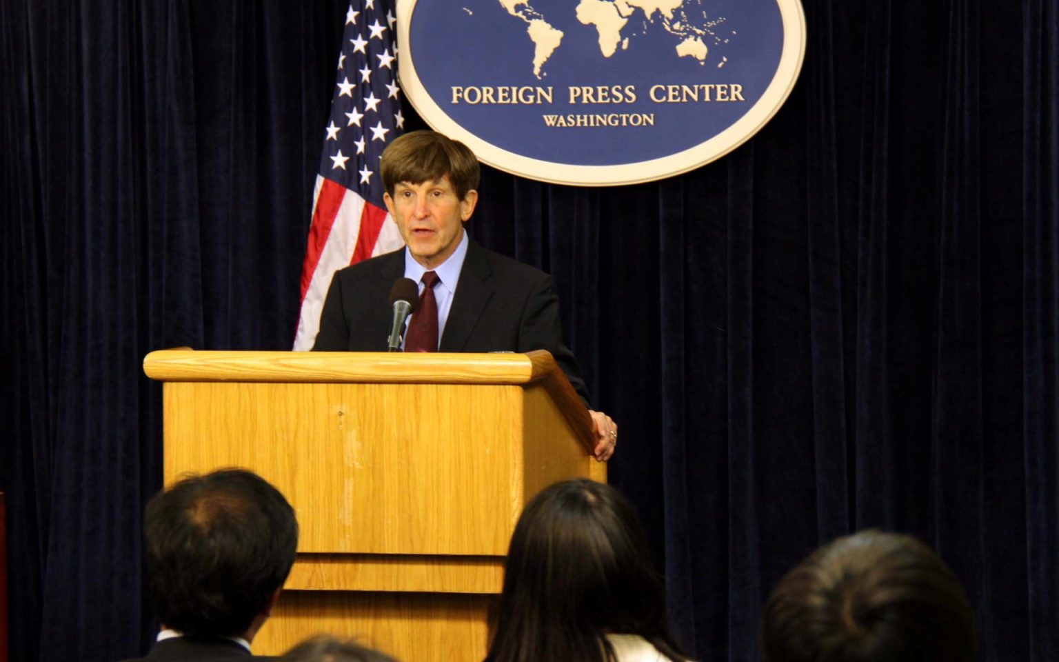 Fotografía cedida por el Foreign Press Center del profesor de la American University, Allan Lichtman, mientras habla durante una conferencia de prensa en la sede del club en Washington (EE. UU). EFE/Foreign Press Center /SOLO USO EDITORIAL /NO VENTAS /SOLO DISPONIBLE PARA ILUSTRAR LA NOTICIA QUE ACOMPAÑA /CRÉDITO OBLIGATORIO