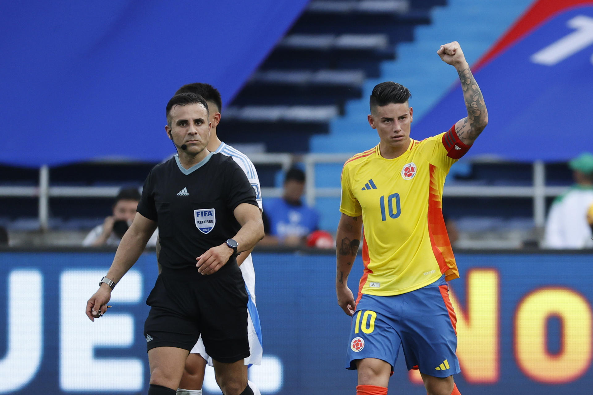 James Rodríguez, centrocampista y capitán de Colombia, fue registrado este martes, 10 de septiembre, al celebrar un gol que le anotó de penal a Argentina, durante la jornada 8 de las eliminatorias suramericanas al Mundial FIFA de 2026, en el estadio Metropolitano de Barranquilla (Colombia). EFE/ Ricardo Maldonado Rozo
