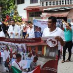 Creyentes participan en una ceremonia religiosa este domingo, en la ciudad de Tapachula, en el estado de Chiapas (México). Cientos de migrantes y refugiados pidieron este domingo a la presidenta electa de México, Claudia Sheinbaum, que asume el próximo 1 de octubre, protección ante la violencia a su paso por la frontera sur del país. EFE/Juan Manuel Blanco