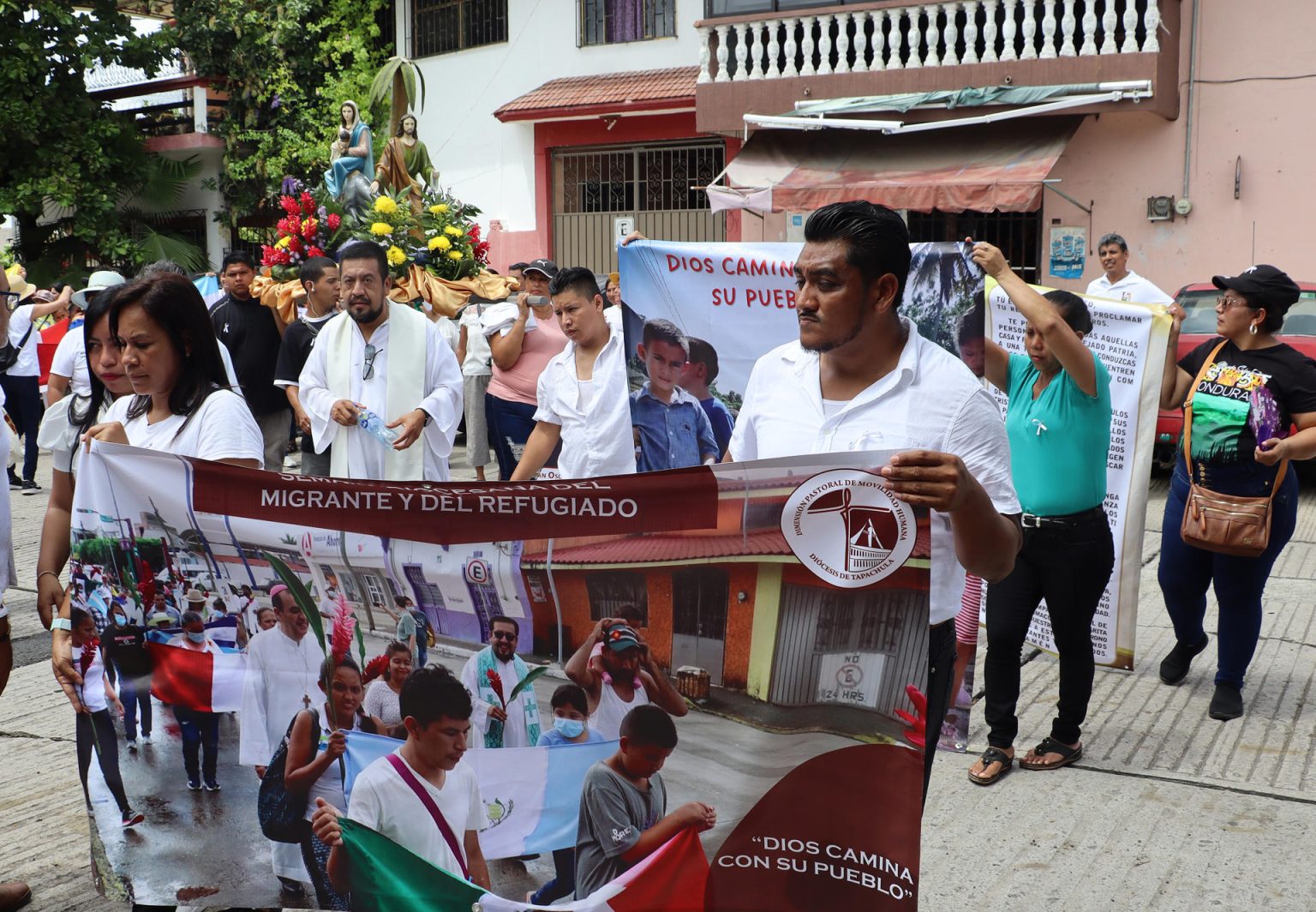 Creyentes participan en una ceremonia religiosa este domingo, en la ciudad de Tapachula, en el estado de Chiapas (México). Cientos de migrantes y refugiados pidieron este domingo a la presidenta electa de México, Claudia Sheinbaum, que asume el próximo 1 de octubre, protección ante la violencia a su paso por la frontera sur del país. EFE/Juan Manuel Blanco