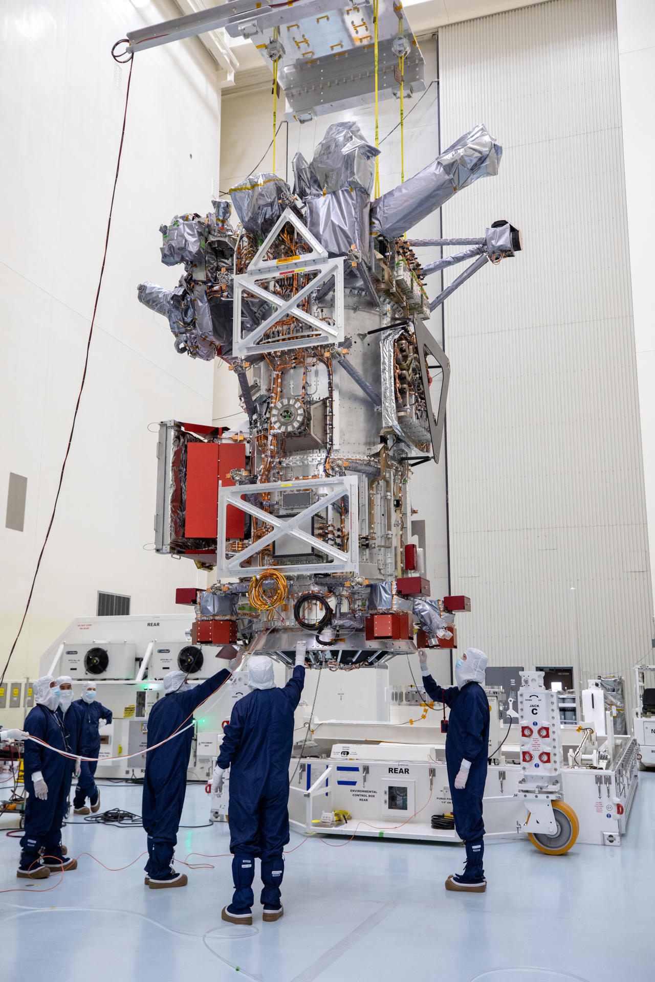 Fotografía cedida por la NASA del 28 de mayo de 2024 de técnicos monitoreando el movimiento de la nave espacial de misión planetaria más grande de la agencia, Europa Clipper, en el Centro Espacial Kennedy en Florida, (Estados Unidos). EFE/ Kim Shiflett/ NASA/ SOLO USO EDITORIAL/SOLO DISPONIBLE PARA ILUSTRAR LA NOTICIA QUE ACOMPAÑA (CRÉDITO OBLIGATORIO) NO VENTAS
