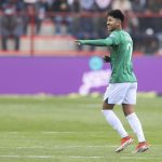 Miguel Terceros, centrocampista de Bolivia, fue registrado este jueves, 5 de septiembre, al celebrar un gol que le anotó a Venezuela, durante un partido de la fecha 7 de las eliminatorias suramericanas al Mundial FIFA de 2026, en el estadio Municipal de El Alto (Bolivia). EFE/Luis Gandarillas