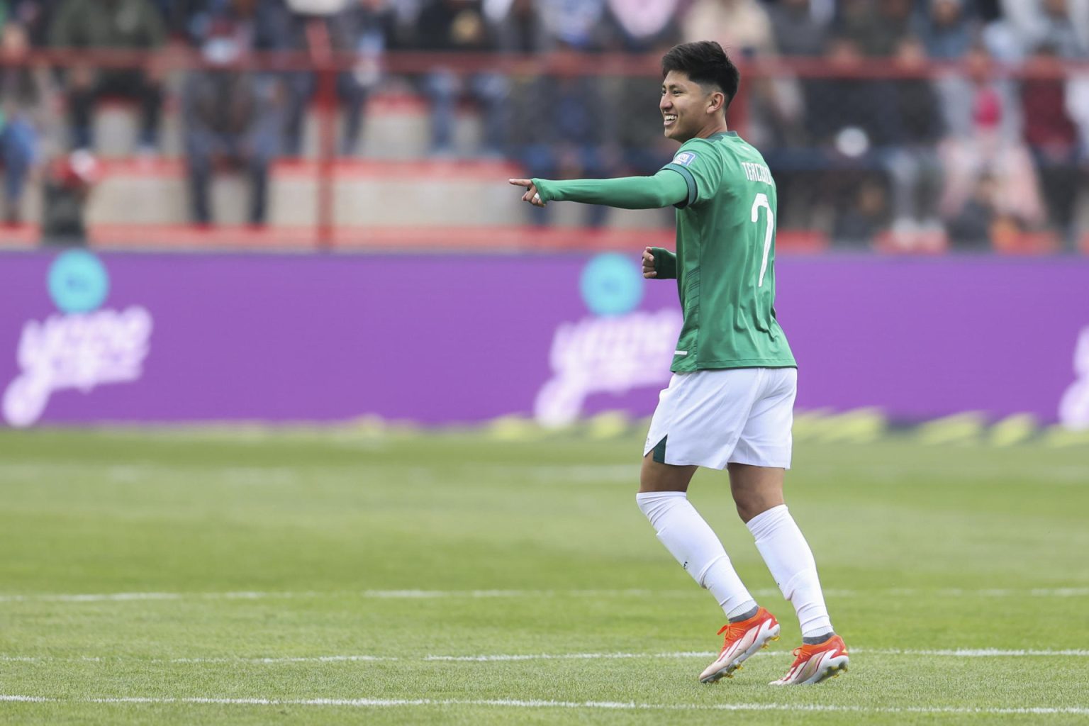 Miguel Terceros, centrocampista de Bolivia, fue registrado este jueves, 5 de septiembre, al celebrar un gol que le anotó a Venezuela, durante un partido de la fecha 7 de las eliminatorias suramericanas al Mundial FIFA de 2026, en el estadio Municipal de El Alto (Bolivia). EFE/Luis Gandarillas