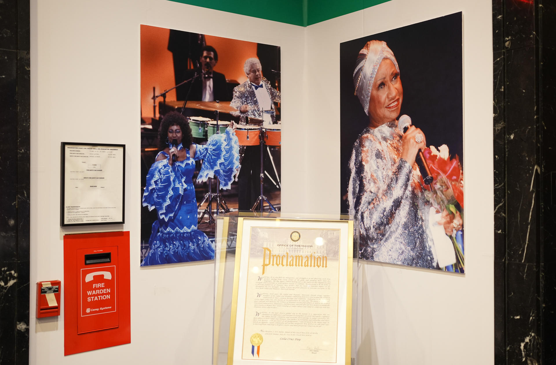 Fotografía cedida por The Paley Center for Media de un espacio dedicado a la reina de la salsa, la cubana Celia Cruz, en la exposición 'Los Latin Grammys: 25 años de excelencia musical', que abrió sus puertas al público este viernes en la sede de este museo en Nueva York (EEUU). EFE/The Paley Center for Media /SOLO USO EDITORIAL/SOLO DISPONIBLE PARA ILUSTRAR LA NOTICIA QUE ACOMPAÑA (CRÉDITO OBLIGATORIO)
