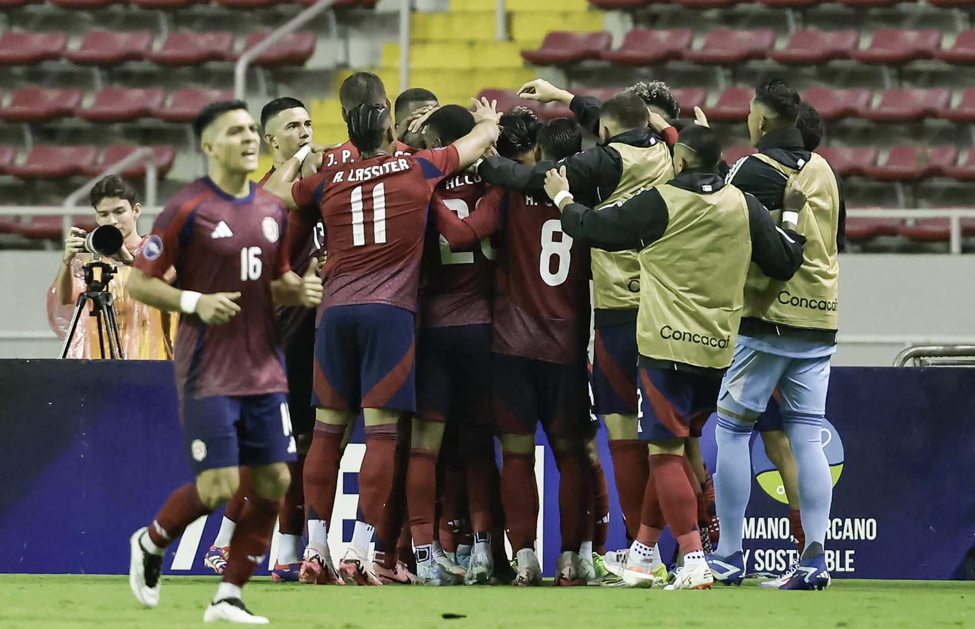 Celebración de la goleada por 3-0 de Costa Rica a Gudalupe en la primera jornada de la Liga de las Naciones de la Concacaf que marcó este jueves el comienzo de la era del entrenador argentino Claudio Vivas. EFE/ Jeffrey Arguedas
 
AME6465. SAN JOSÉ (COSTA RICA), 05/09/2024.- Jugadores de Costa Rica celebran un gol este jueves, en un partido  la jornada 1 de la Liga de Naciones Concacaf entre Costa Rica y Guadalupe en el estadio Nacional de San José (Costa Rica). EFE/ Jeffrey Arguedas
