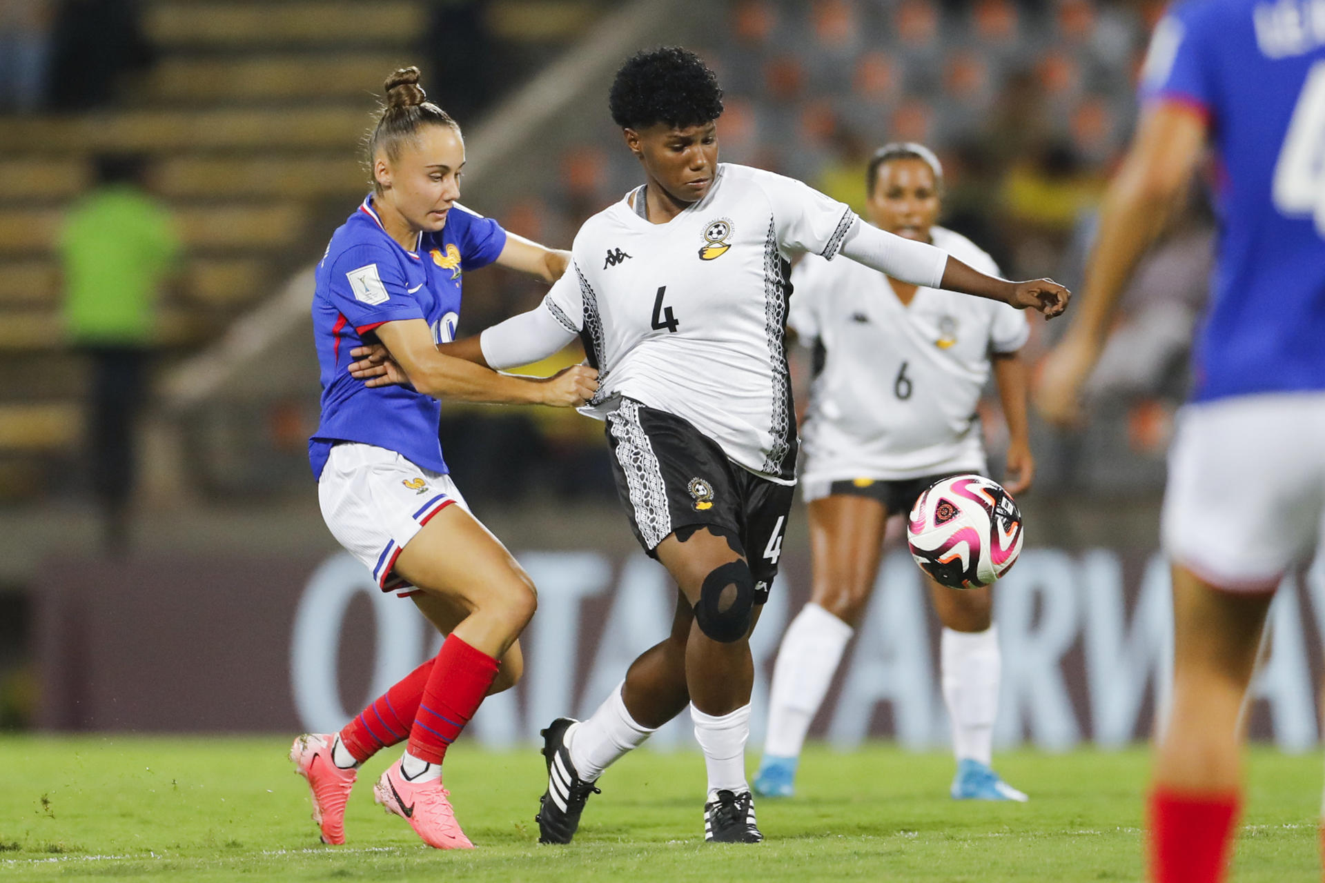 Seruwaia Laulaba (c) de Fiyi disputa un balón con Juliette Mossard de Francia en un partido del grupo B de la Copa Mundial Femenina sub-20. EFE/ Luis Eduardo Noriega Arboleda
