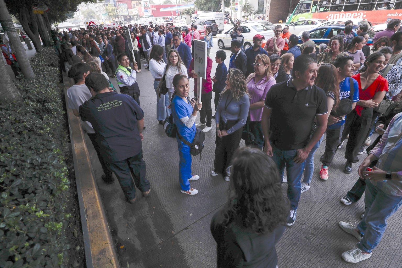 Miles de personas acompañadas de rescatistas participan este jueves en un simulacro de terremoto, en la Ciudad de México (México). EFE/ Isaac Esquivel