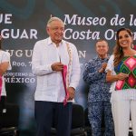 El presidente de México, Andrés Manuel López Obrador (c), acompañado de la presidente electa Claudia Sheinbaum (i) y de la gobernadora de Quintana Roo, Mara Lezama (d), participan este sábado en la inauguración Parque Nacional del Jaguar y Museo de la Costa Oriental en el municipio de Tulum, en Quintana Roo (México). EFE/Alonso Cupul