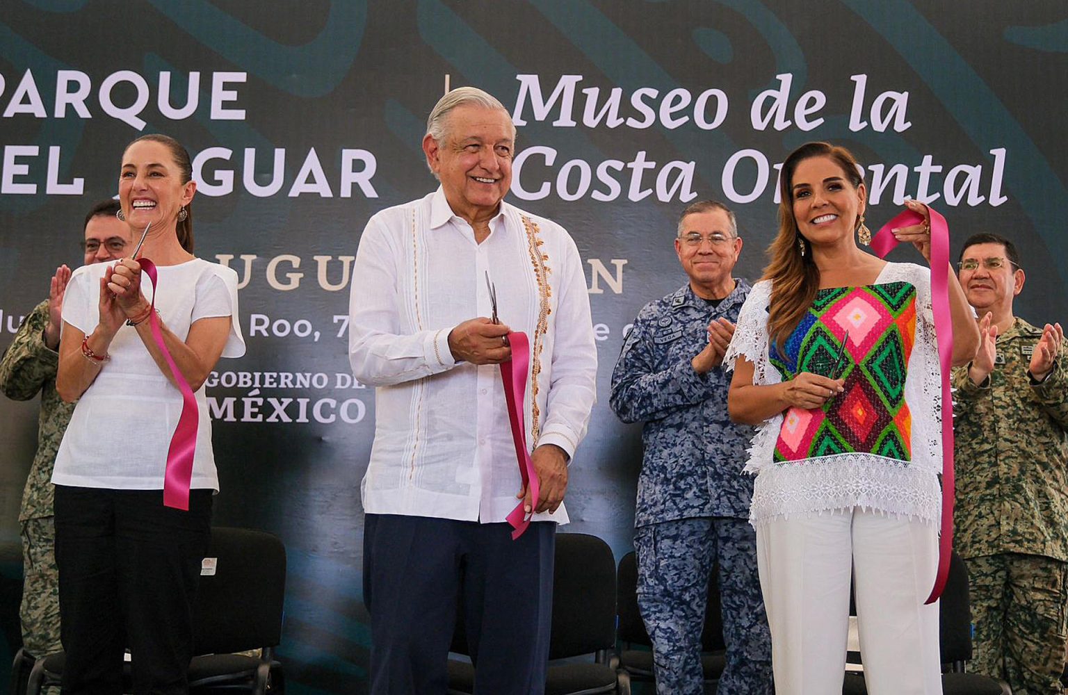 El presidente de México, Andrés Manuel López Obrador (c), acompañado de la presidente electa Claudia Sheinbaum (i) y de la gobernadora de Quintana Roo, Mara Lezama (d), participan este sábado en la inauguración Parque Nacional del Jaguar y Museo de la Costa Oriental en el municipio de Tulum, en Quintana Roo (México). EFE/Alonso Cupul