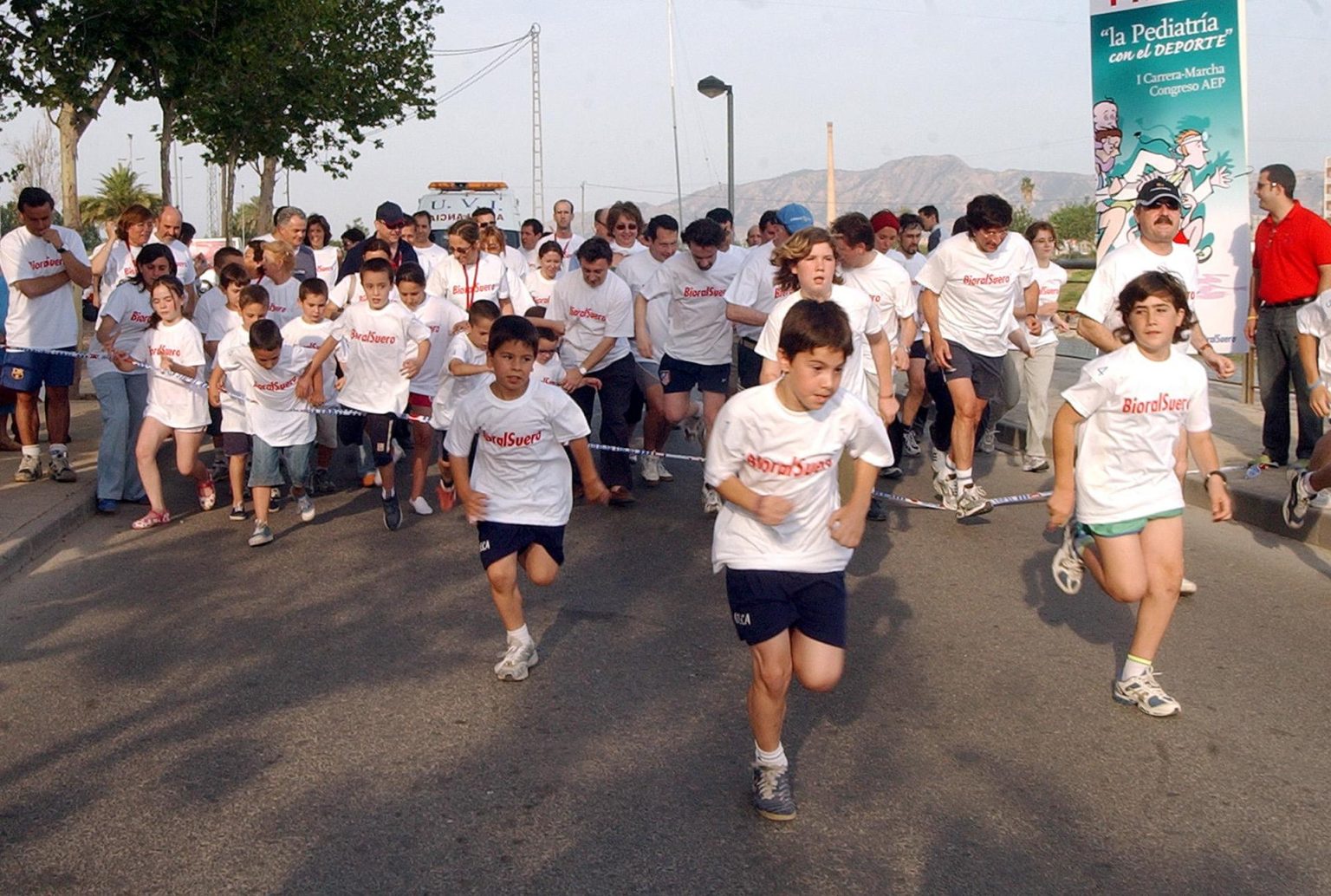 Imagen de archivo de una carrera en la que los participantes son niños y pediatras.EFE/ISRAEL SANCHEZ