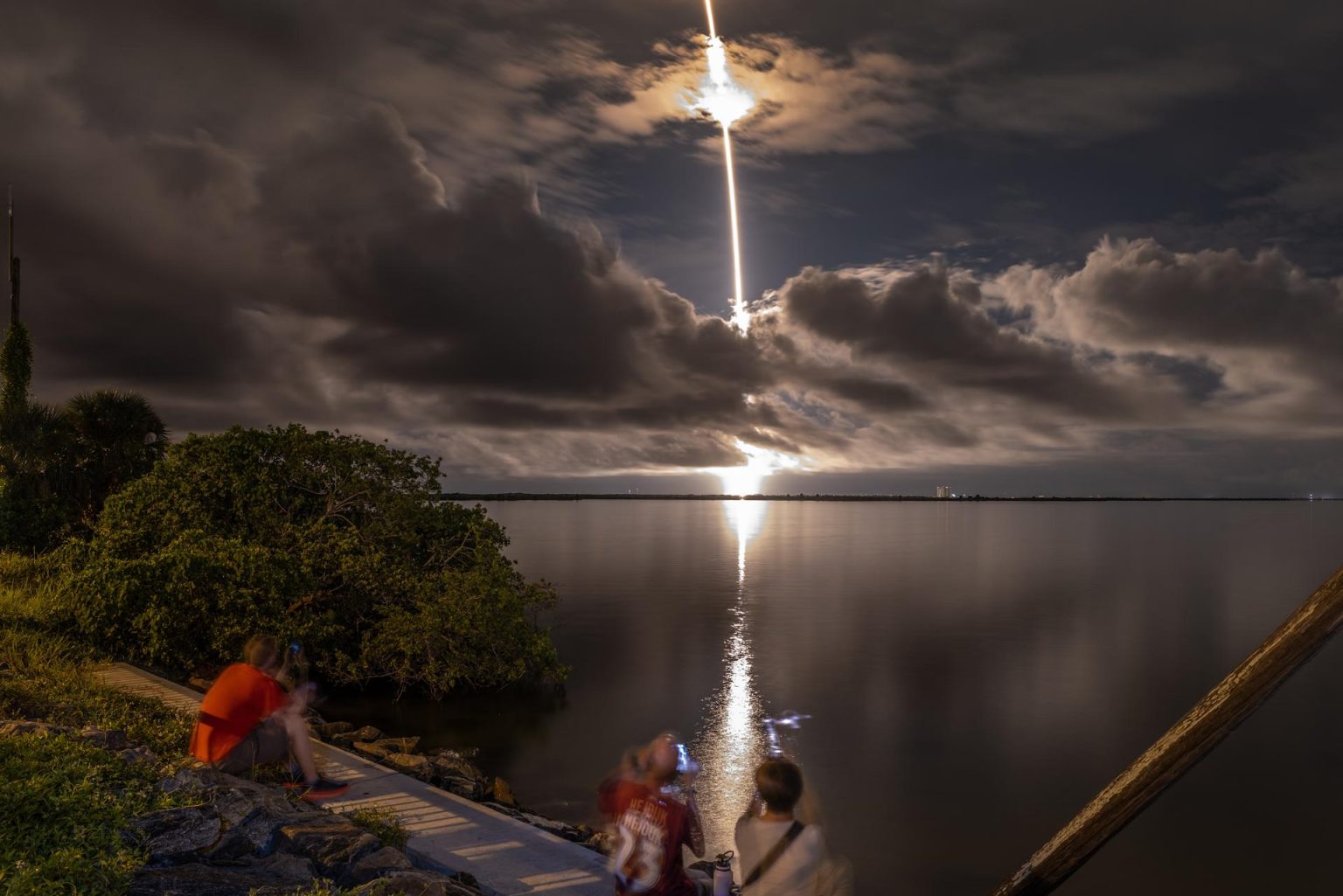 La misión Polaris Dawn despega a bordo de un cohete Falcon 9 de SpaceX desde el Complejo de Lanzamiento 39A del Centro Espacial Kennedy en Cabo Cañaveral, Florida, EE.UU., este martes. EFE/ Cristobal Herrera-ulashkevich