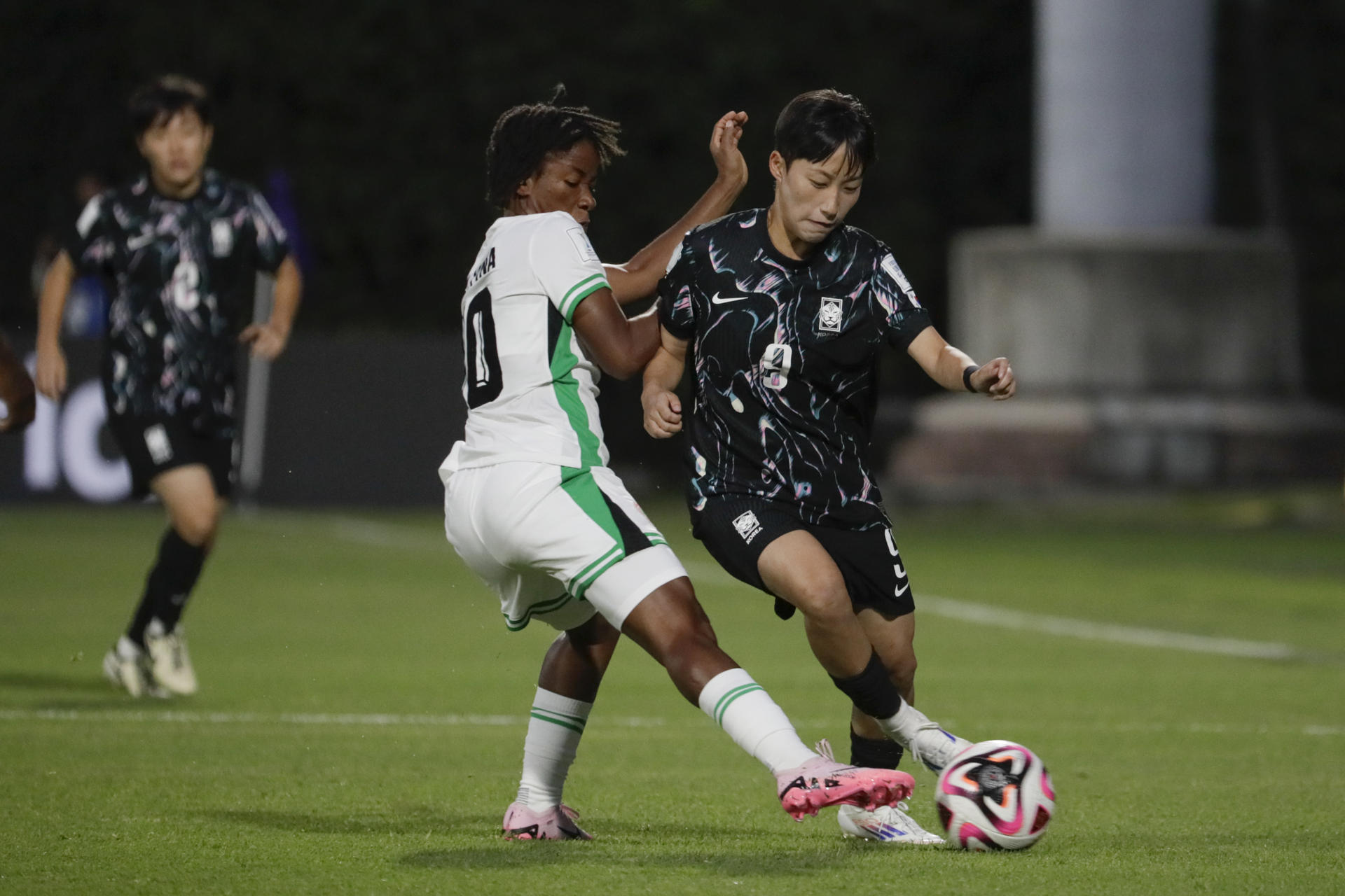 Philomina Yina (i), de Nigeria, fue registrada este domingo, 1 de septiembre, al disputar un balón con Soojeong Park, de Corea del Sur, durante un partido del grupo D del Mundial FIFA femenino sub-20, en el estadio de Techo, en Bogotá (Colombia). EFE/Carlos Ortega
