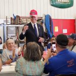 Fotografía divulgada por Trump War Room en la plataforma X donde aparece el presidente de Estados Unidos, Joe Biden, vistiendo una gorra de la campaña de Donald Trump durante una visita al cuartel de bomberos de Shanksville (Pensilvania). EFE/ Trump War Room/X /SOLO USO EDITORIAL /NO VENTAS /SOLO DISPONIBLE PARA ILUSTRAR LA NOTICIA QUE ACOMPAÑA /CRÉDITO OBLIGATORIO