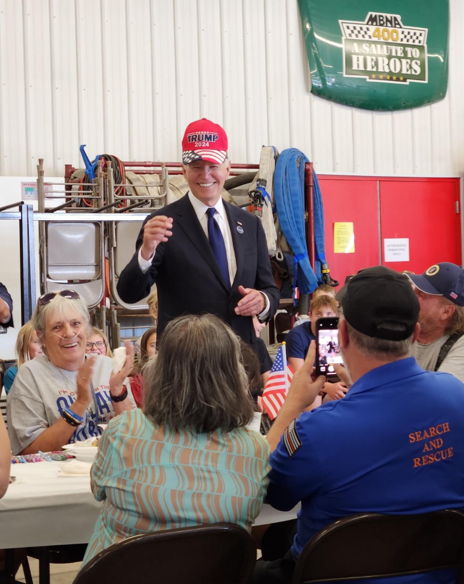 Fotografía divulgada por Trump War Room en la plataforma X donde aparece el presidente de Estados Unidos, Joe Biden, vistiendo una gorra de la campaña de Donald Trump durante una visita al cuartel de bomberos de Shanksville (Pensilvania). EFE/ Trump War Room/X /SOLO USO EDITORIAL /NO VENTAS /SOLO DISPONIBLE PARA ILUSTRAR LA NOTICIA QUE ACOMPAÑA /CRÉDITO OBLIGATORIO