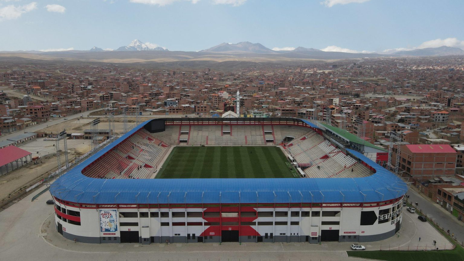 Fotografía aérea del 29 de agosto de 2024 del estadio Municipal de El Alto, nueva sede de la selección boliviana de fútbol en las eliminatorias del Mundial. EFE/ Luis Gandarillas