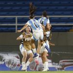 Serena Rodríguez (c, atrás), de Argentina, fue registrada este jueves, 5 de septiembre, al celebrar con varias compañeras de selección un gol que le anotó a Países Bajos, durante un partido del grupo F del Mundial FIFA femenino sub-20, en el Pascual Guerrero de Cali (Colombia). EFE/Ernesto Guzmán Jr.