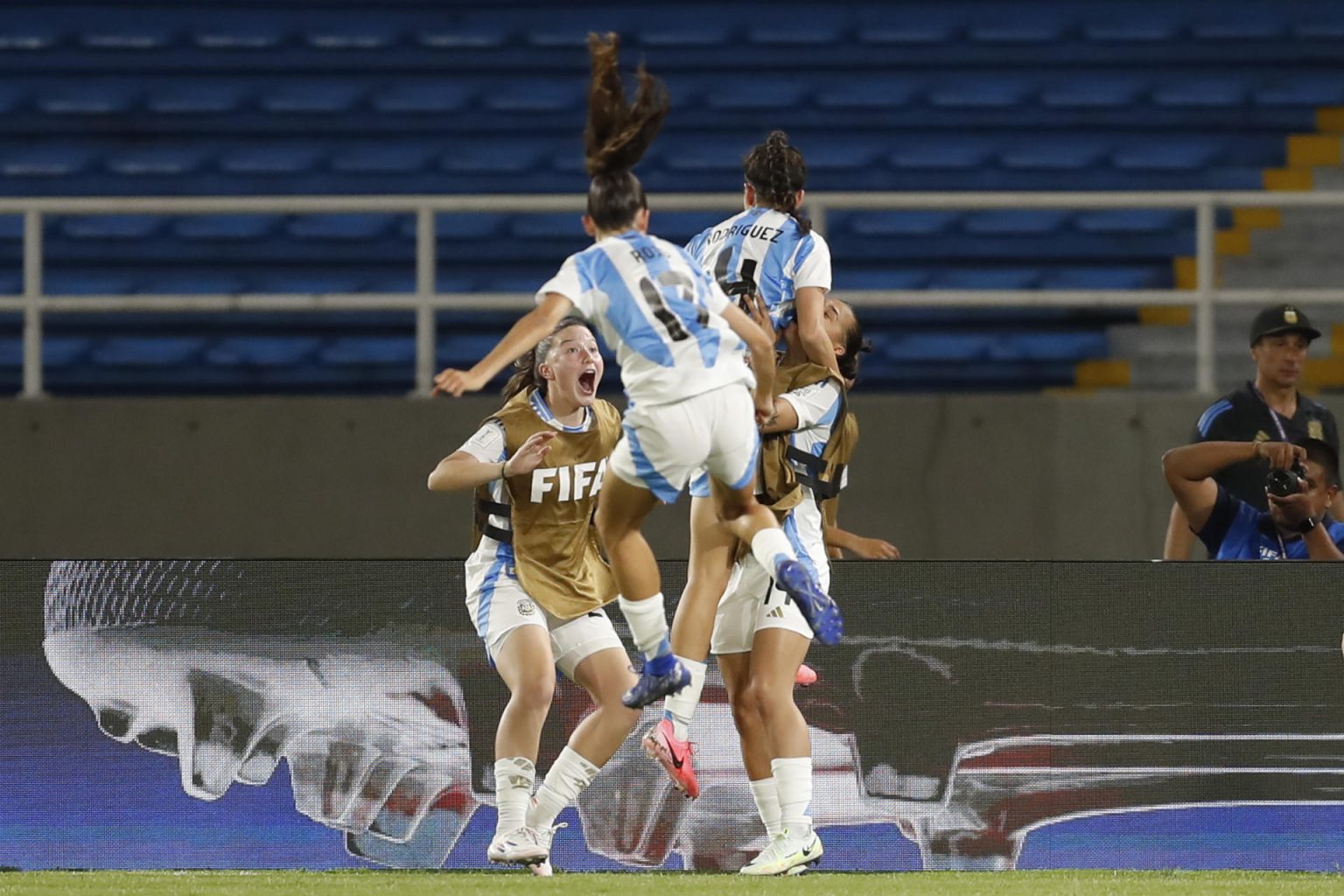 Serena Rodríguez (c, atrás), de Argentina, fue registrada este jueves, 5 de septiembre, al celebrar con varias compañeras de selección un gol que le anotó a Países Bajos, durante un partido del grupo F del Mundial FIFA femenino sub-20, en el Pascual Guerrero de Cali (Colombia). EFE/Ernesto Guzmán Jr.