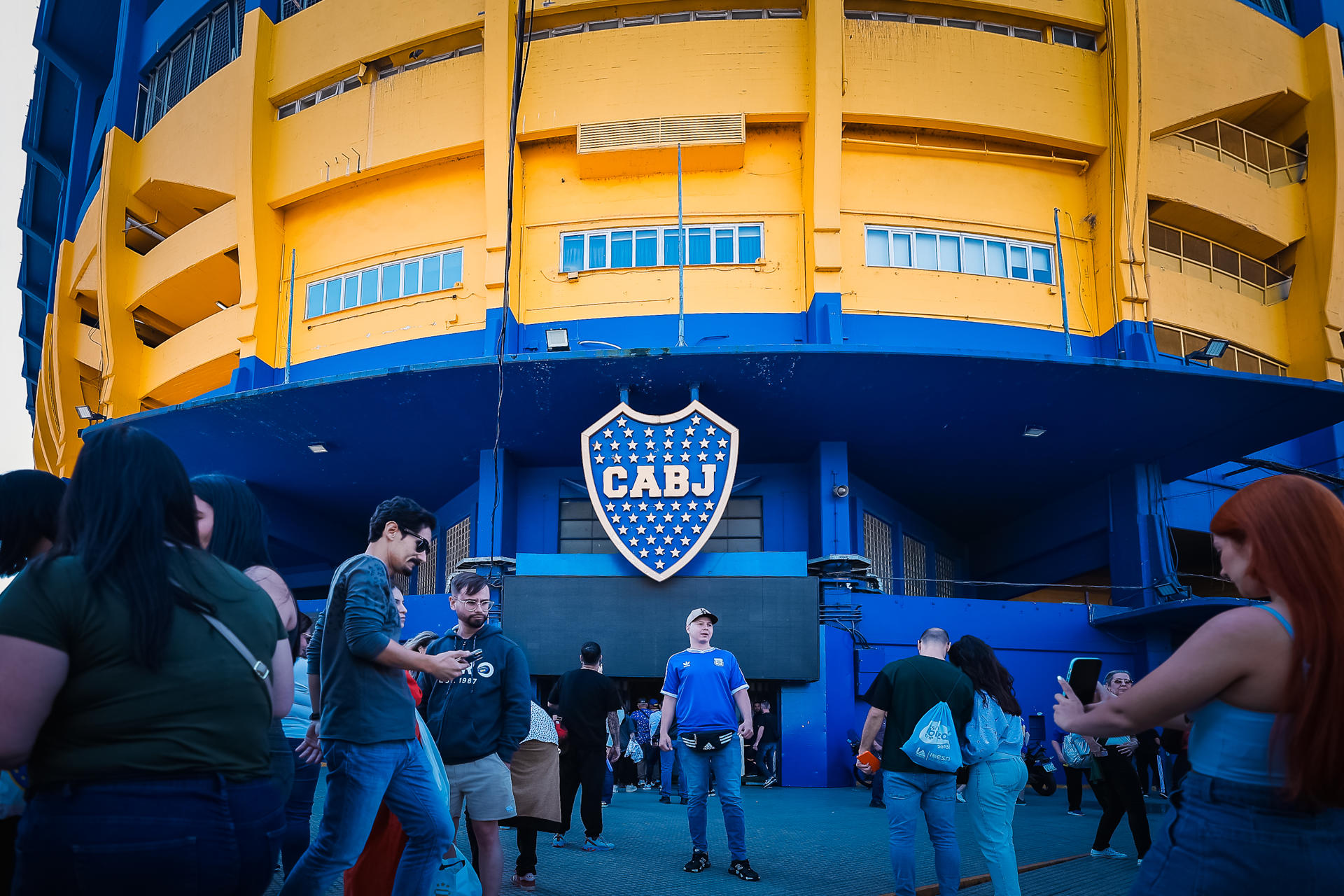 Hinchas de Boca Juniors visitan este viernes el estadio la Bombonera de Boca Juniors, que el 21 de septiembre acogerá una nueva edición del superclásico del fútbol argentino contra River Plate. EFE/Juan Ignacio Roncoroni
