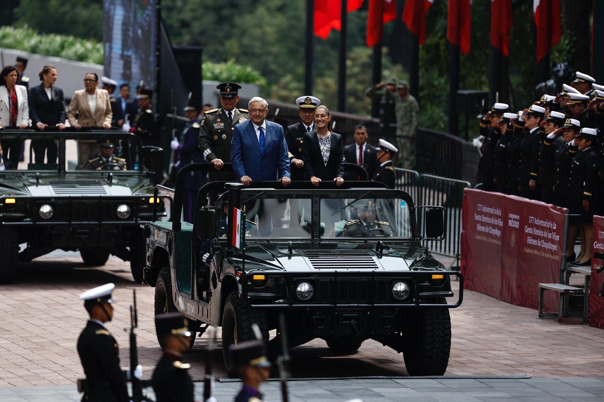 El presidente de México, Andrés Manuel López Obrador (i), y su sucesora Claudia Sheinbaum (d) pasan revista durante la conmemoración del 177 aniversario de la gesta de los Niños Héroes este viernes, en la Ciudad de México (México). EFE/ Sáshenka Gutiérrez
