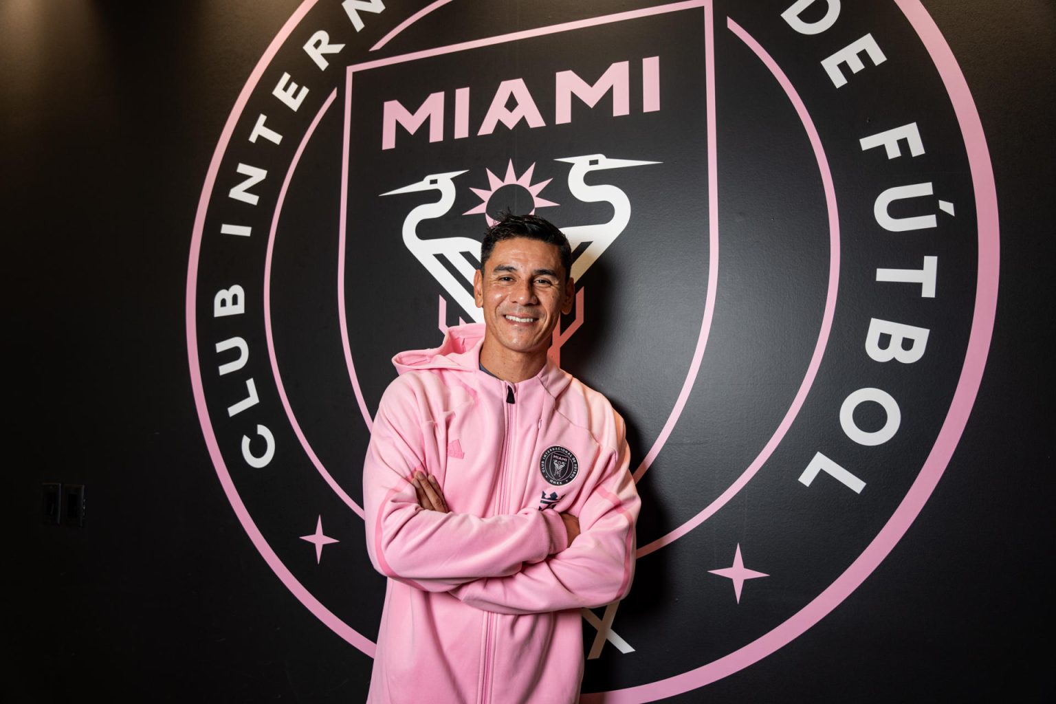 Fotografía cedida por el Inter Miami del portero argentino Óscar Ustari posando con el escudo del Inter Miami este lunes en Miami (EE.UU.). EFE/ Inter Miami /SOLO USO EDITORIAL/ SOLO DISPONIBLE PARA ILUSTRAR LA NOTICIA QUE ACOMPAÑA (CRÉDITO OBLIGATORIO)