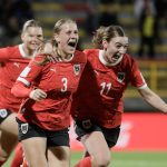 Sarah Gutmann (i) y Magdalena Rukavina de Austria celebran un gol en un partido del grupo E de la Copa Mundial Femenina sub-20. EFE/ Carlos Ortega