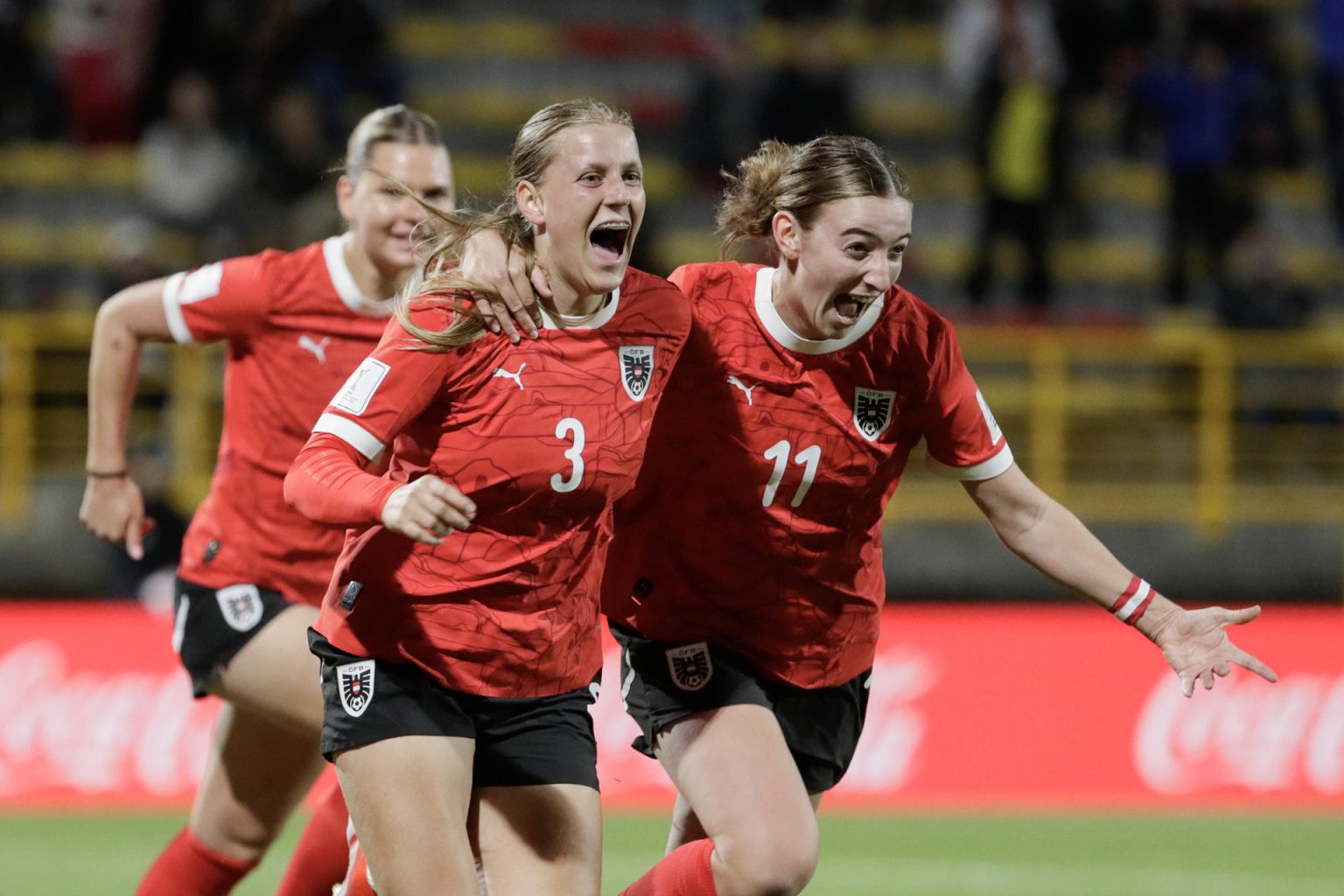 Sarah Gutmann (i) y Magdalena Rukavina de Austria celebran un gol en un partido del grupo E de la Copa Mundial Femenina sub-20. EFE/ Carlos Ortega