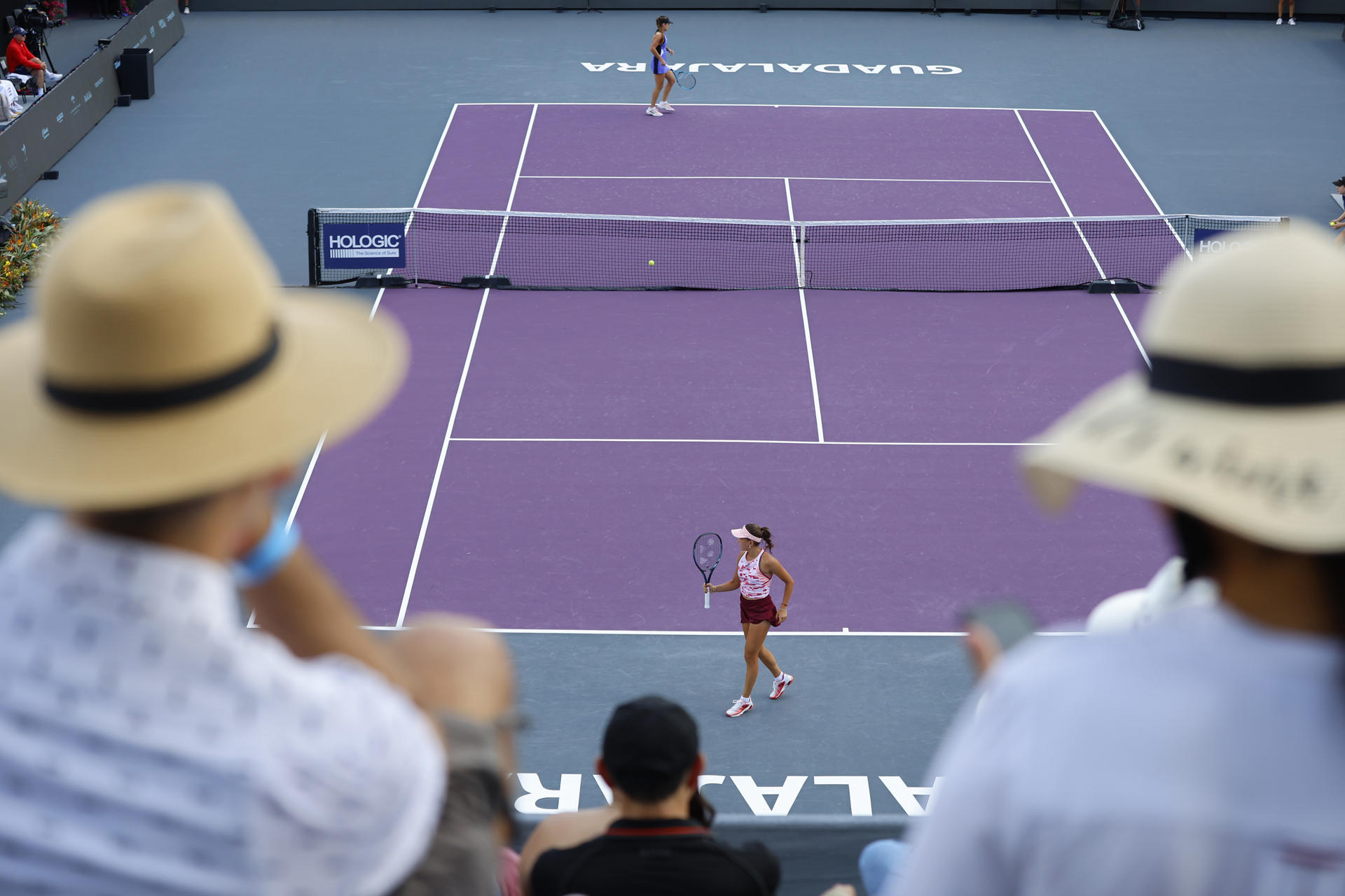 Aficionados observan el juego entre la tenista colombiana Camila Osorio (arriba) ante la rusa Kamilla Rakhimova este viernes, durante un partido del torneo Guadalajara Open WTA 500 en el Centro Panamericano de Tenis en Guadalajara, Jalisco (México). EFE/ Francisco Guasco
