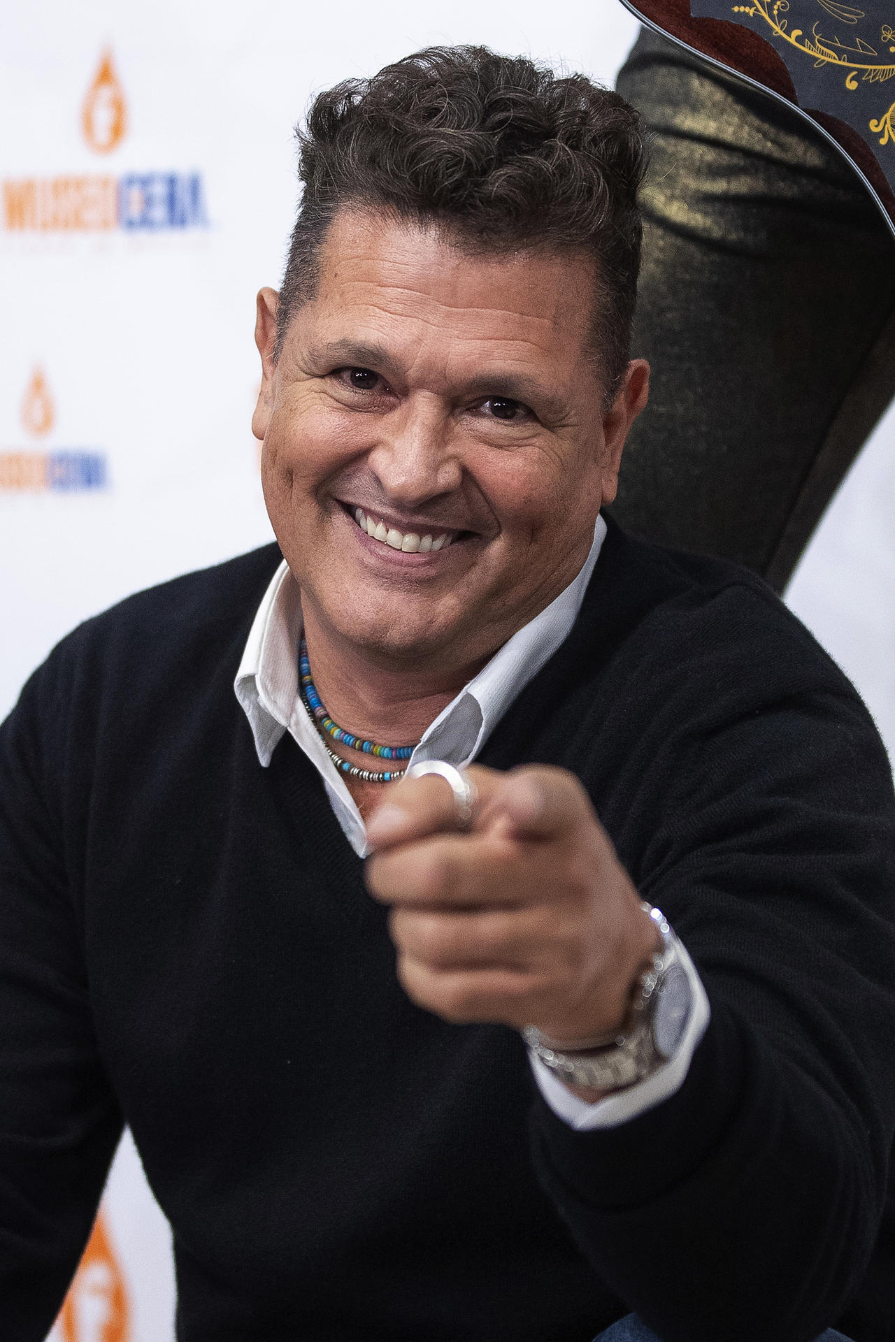 El cantautor colombiano Carlos Vives posa junto a su figura de cera este jueves, en el Museo de Cera de México (México). EFE/ Isaac Esquivel
