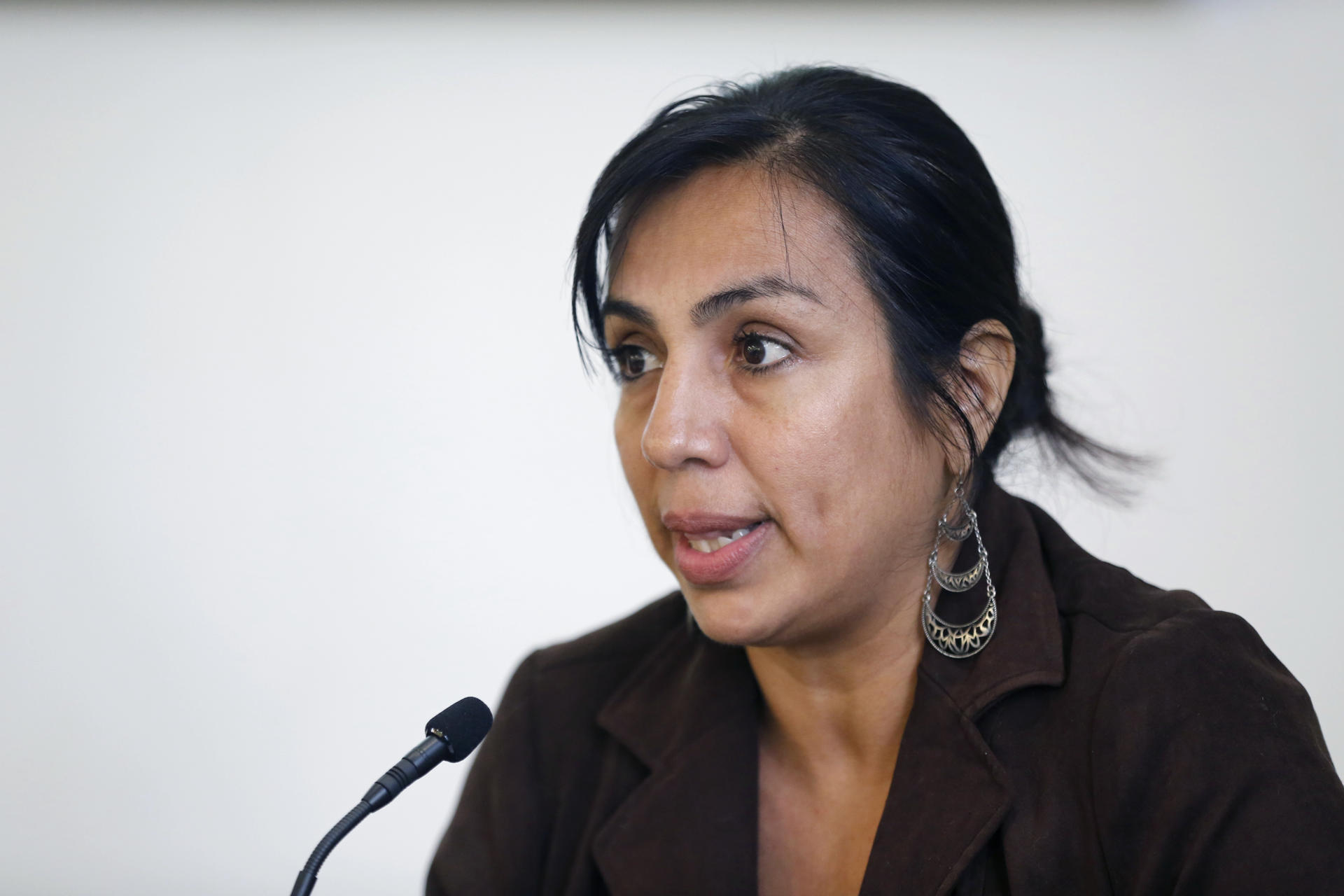 La representante de 'El refugio Casa del migrante', Claudia Pineda, participa este martes en la presentación de la “agenda pendiente en movilidad humana para el Estado de Jalisco”, en la ciudad de Guadalajara, en Jalisco (México). EFE/ Francisco Guasco
