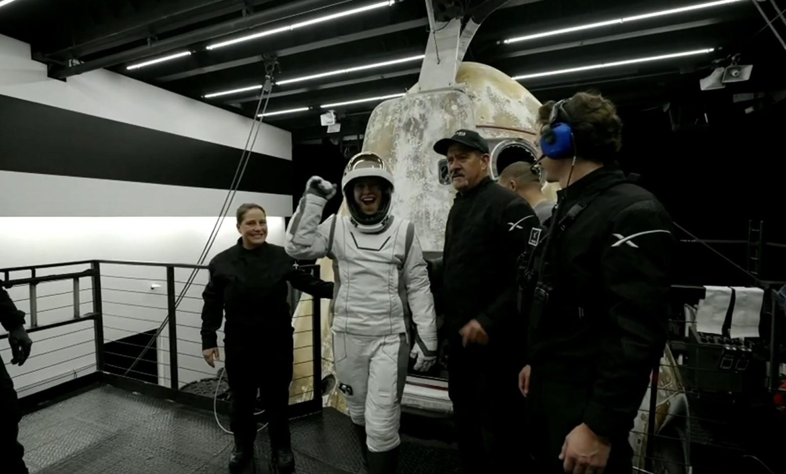 Captura de un video distribuido por SpaceX que muestra a la especialista en misiones la estadounidense Anna Menon mientras sale de la cápsula al regresar a la Tierra con su tripulación después de aterrizar en el Golfo de México cerca de Florida, EE. UU., 15 de septiembre de 2024. EFE/SPACE X HANDOUT -- MANDATORY CREDIT: SPACEX --HANDOUT EDITORIAL USE ONLY/NO SALES HANDOUT EDITORIAL USE ONLY/NO SALES