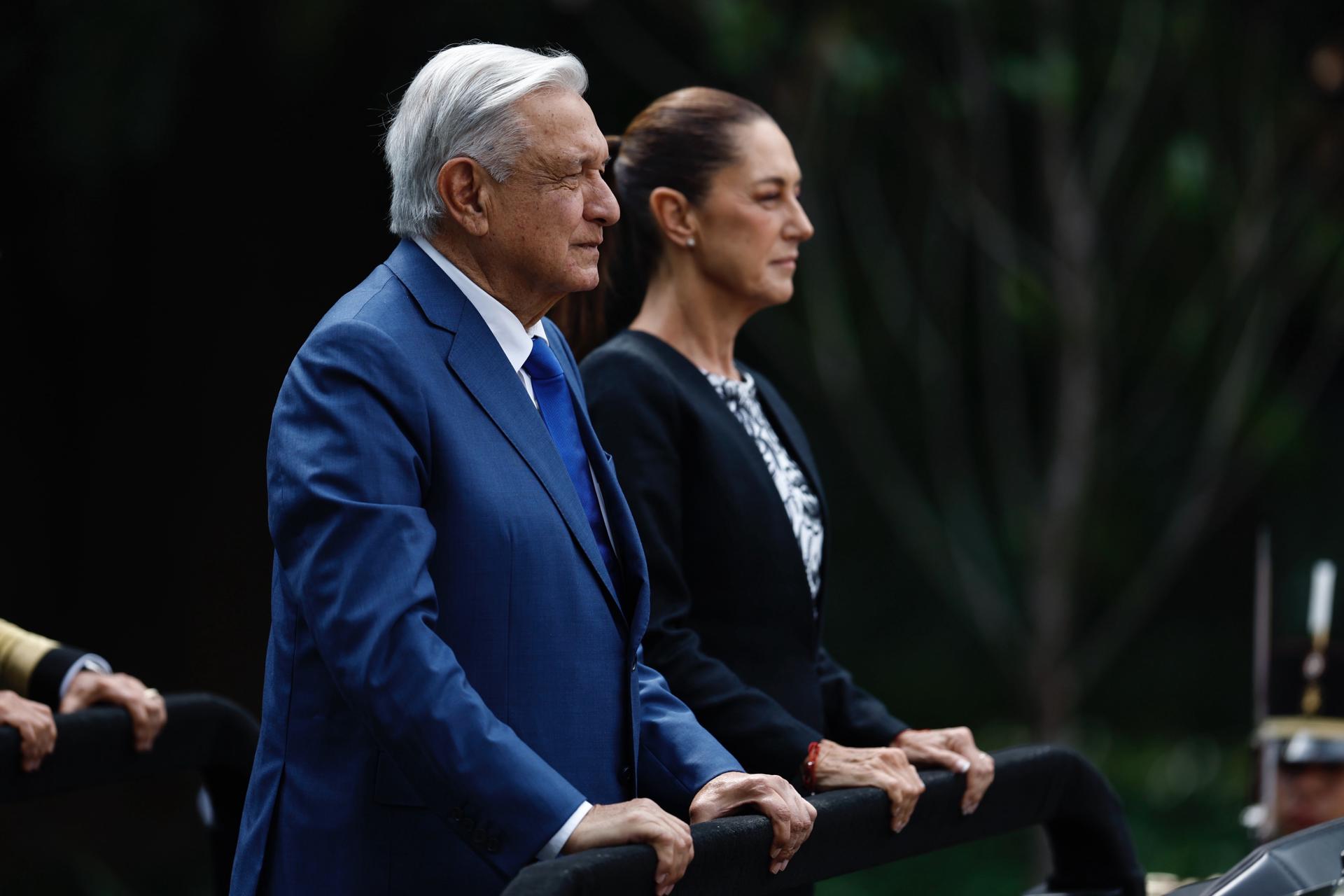 El presidente de México, Andrés Manuel López Obrador (i), y su sucesora Claudia Sheinbaum pasan revista durante la conmemoración del 177 aniversario de la gesta de los Niños Héroes este viernes, en la Ciudad de México (México). EFE/ Sáshenka Gutiérrez
