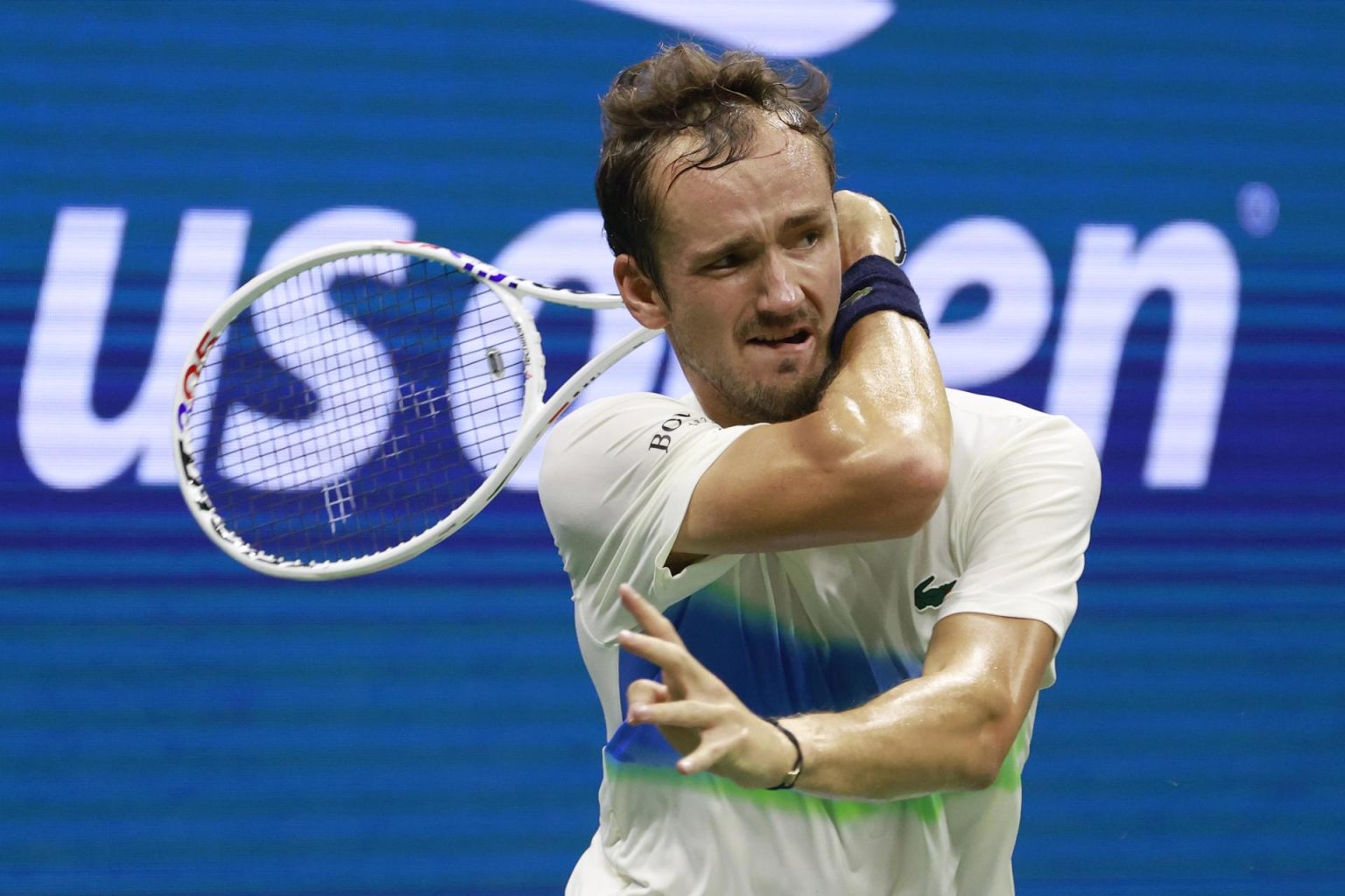 El ruso Daniil Medvedev se clasificó este lunes a los cuartos de final del Abierto de Estados Unidos. EFE/EPA/JOHN G. MABANGLO