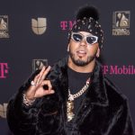 Fotografía de archivo de 20 de febrero de 2020 del cantante puertorriqueño Anuel posando a su llegada a la alfombra magenta de los premios Lo Nuestro, en la ciudad de Miami (EE.UU.). EFE/ Giorgio Viera