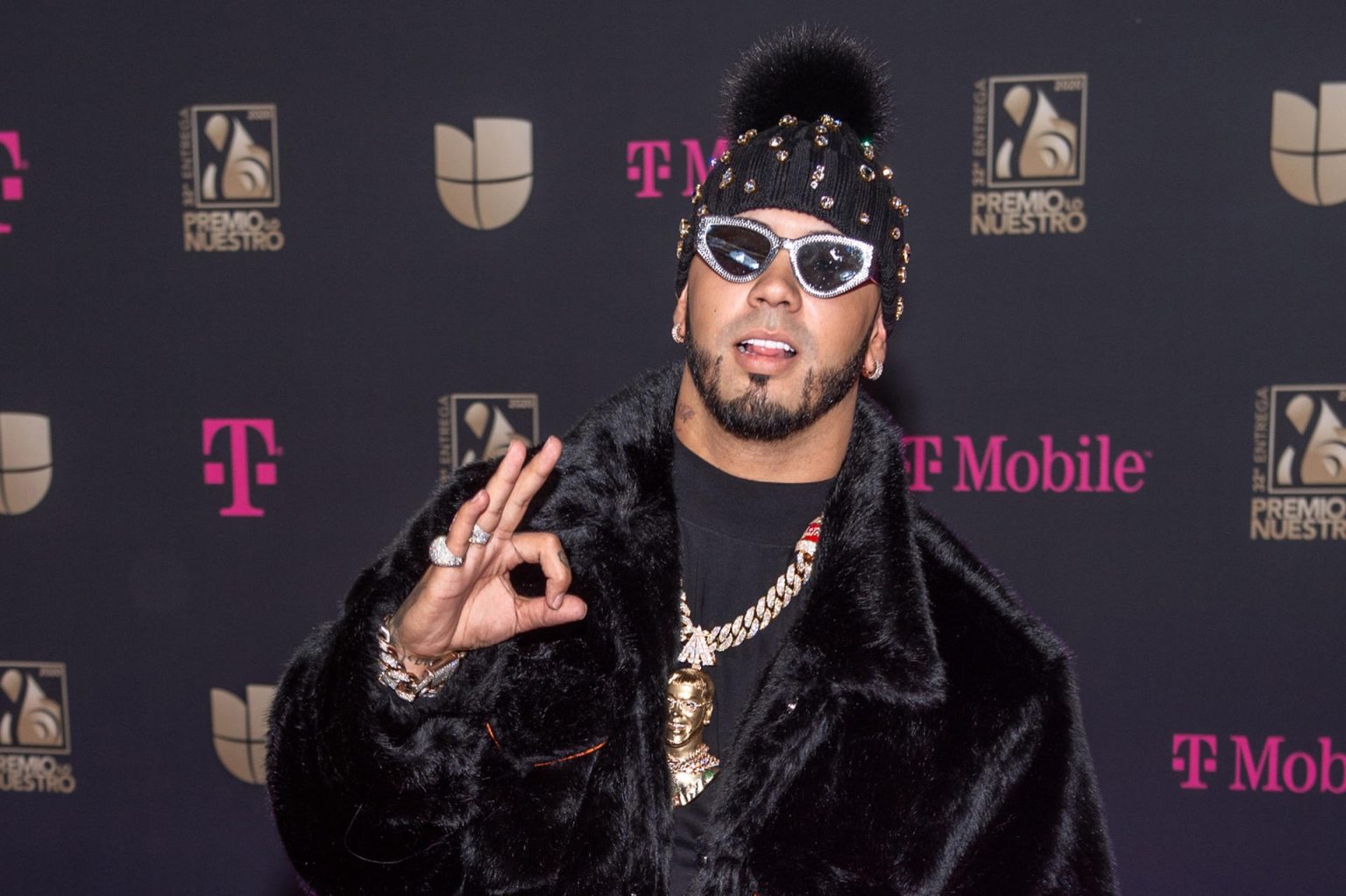 Fotografía de archivo de 20 de febrero de 2020 del cantante puertorriqueño Anuel posando a su llegada a la alfombra magenta de los premios Lo Nuestro, en la ciudad de Miami (EE.UU.). EFE/ Giorgio Viera