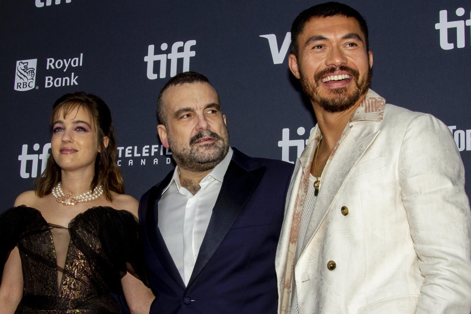 La actriz italiana Beatrice Grannò, el director español Nacho Vigalondo (c) y el actor británico Henry Golding, posan durante el Festival Internacional de Cine de Toronto (TIFF) este viernes, en Toronto (Canadá). EFE/ Julio César Rivas