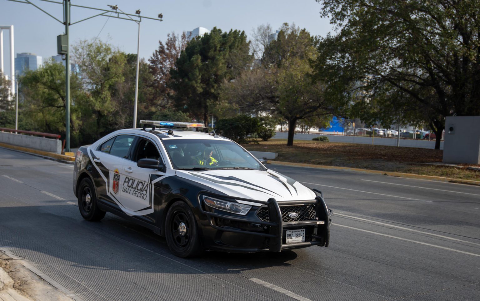 Fotografía de archivo donde aparece personal de la Secretaría de Seguridad Pública mientras patrulla en el municipio de San Pedro Garza García, Nuevo León (México). EFE/Miguel Sierra