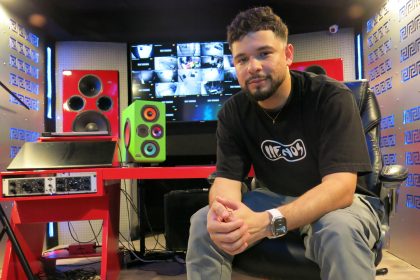 Fotografía del 26 de agosto de 2024 del cantante y productor musical Onell Díaz, posando durante una entrevista con EFE, en Carolina, San Juan (Puerto Rico). EFE/ Jorge J. Muñiz