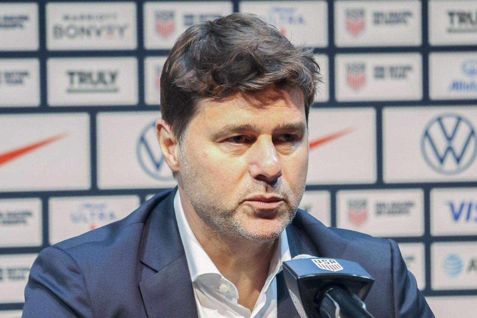 El entrenador  argentino Mauricio Pochettino habla este viernes durante su presentación como seleccionador de Estados Unidos en un acto celebrado en Nueva York. EFE/EPA/SARAH YENESEL