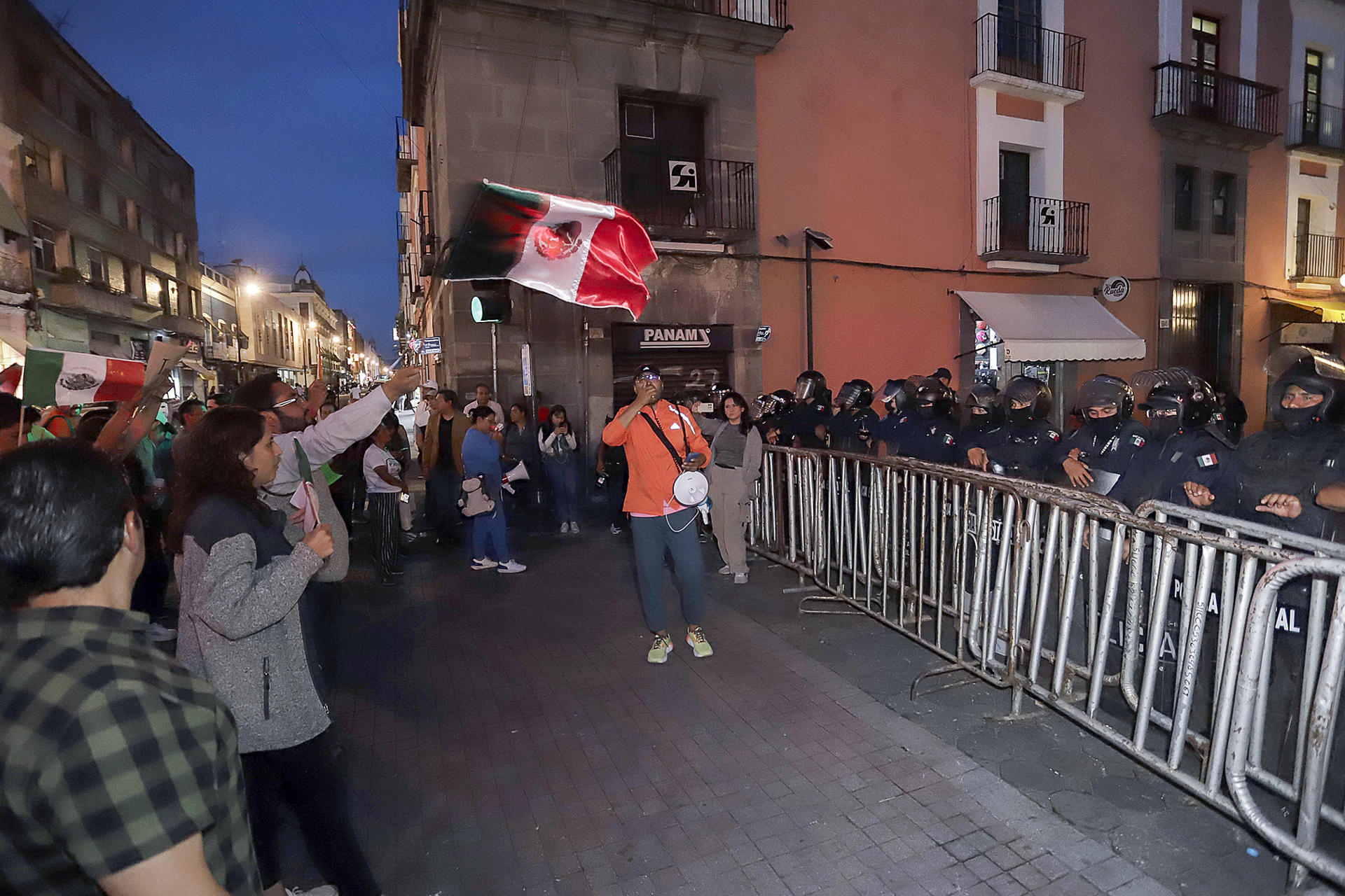 Personas se manifiestan a las afuera de las instalaciones del Congreso del Estado este miércoles, en la ciudad de Puebla (México). EFE/ Hilda Ríos
