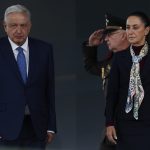 La presidenta electa de México, Claudia Sheinbaum (d), y el presidente de México, Andrés Manuel López Obrador, participan en un acto protocolario este martes, en la Ciudad de México (México). EFE/ Isaac Esquivel