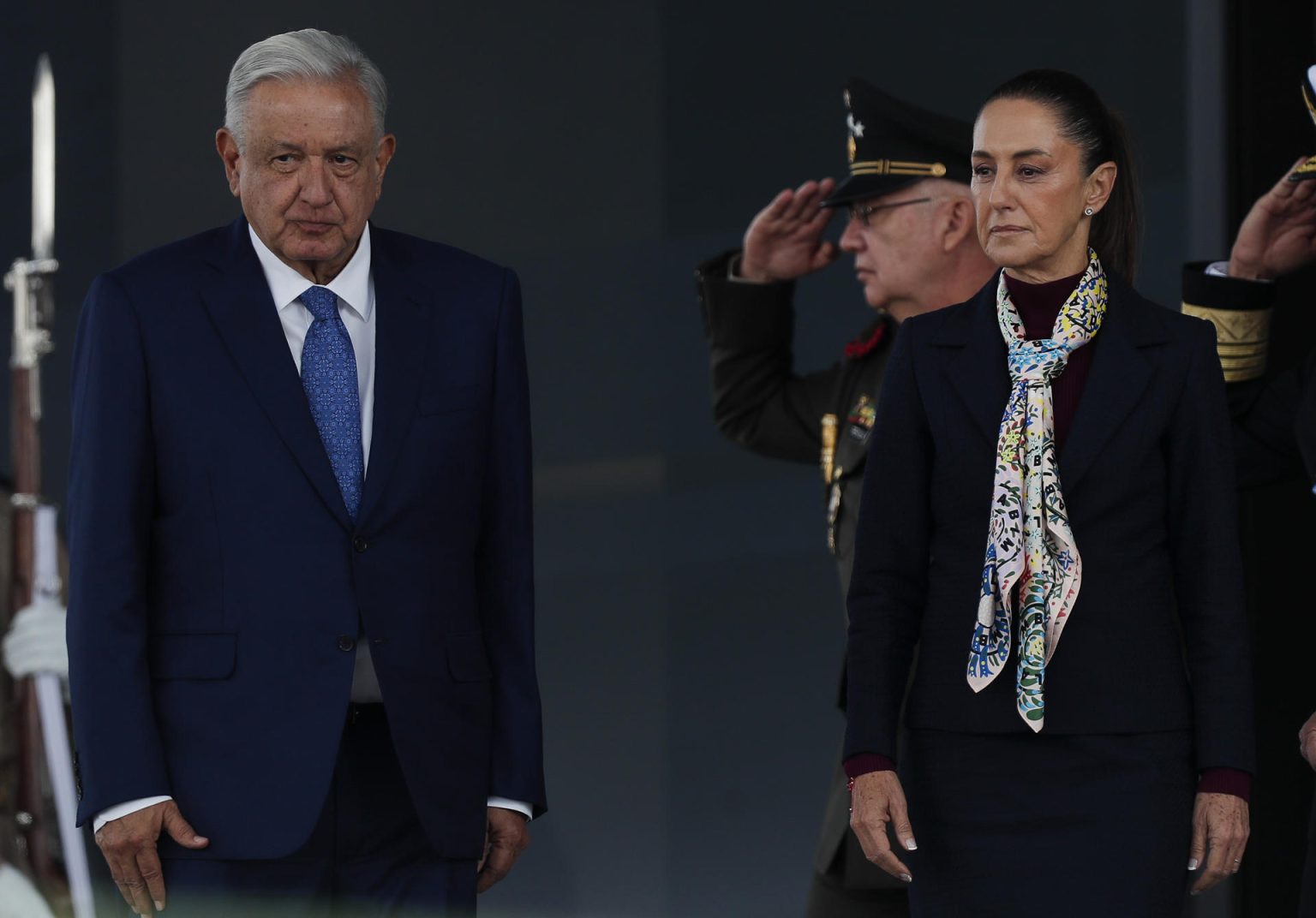 La presidenta electa de México, Claudia Sheinbaum (d), y el presidente de México, Andrés Manuel López Obrador, participan en un acto protocolario este martes, en la Ciudad de México (México). EFE/ Isaac Esquivel