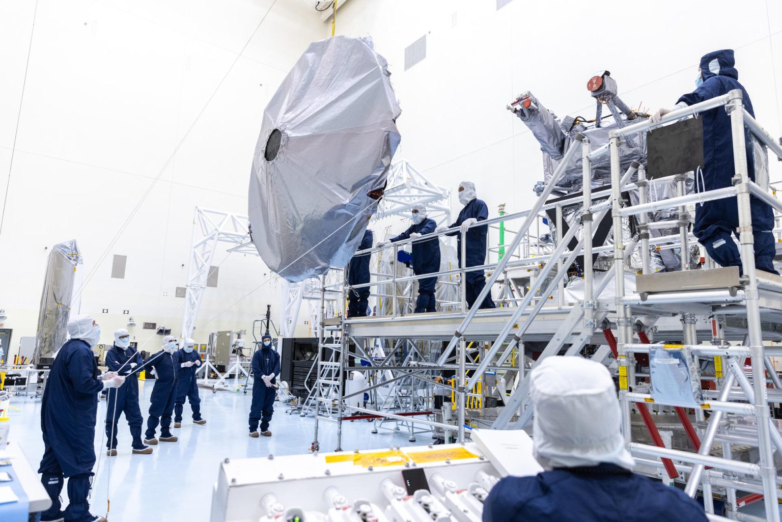 Fotografía cedida por la NASA del 17 de junio de 2024 de técnicos monitoreando la nave espacial de misión planetaria más grande de la agencia, Europa Clipper, en el Centro Espacial Kennedy en Florida, (Estados Unidos). EFE/ Kim Shiflett/ NASA/ SOLO USO EDITORIAL/SOLO DISPONIBLE PARA ILUSTRAR LA NOTICIA QUE ACOMPAÑA (CRÉDITO OBLIGATORIO) NO VENTAS