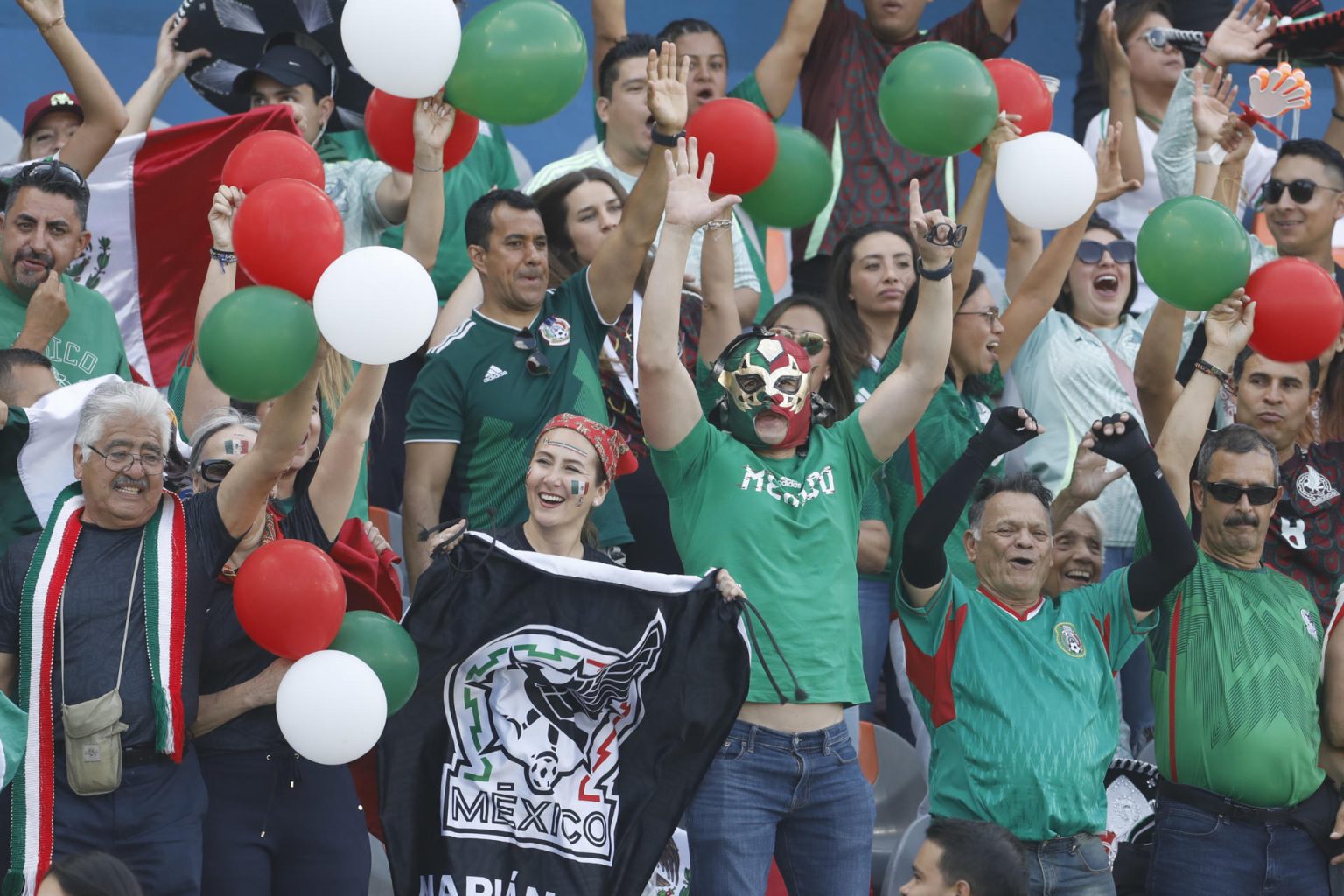 Hinchas de México animan en un partido del grupo A de la Copa Mundial Femenina sub-20. EFE/ Luis Eduardo Noriega Arboleda