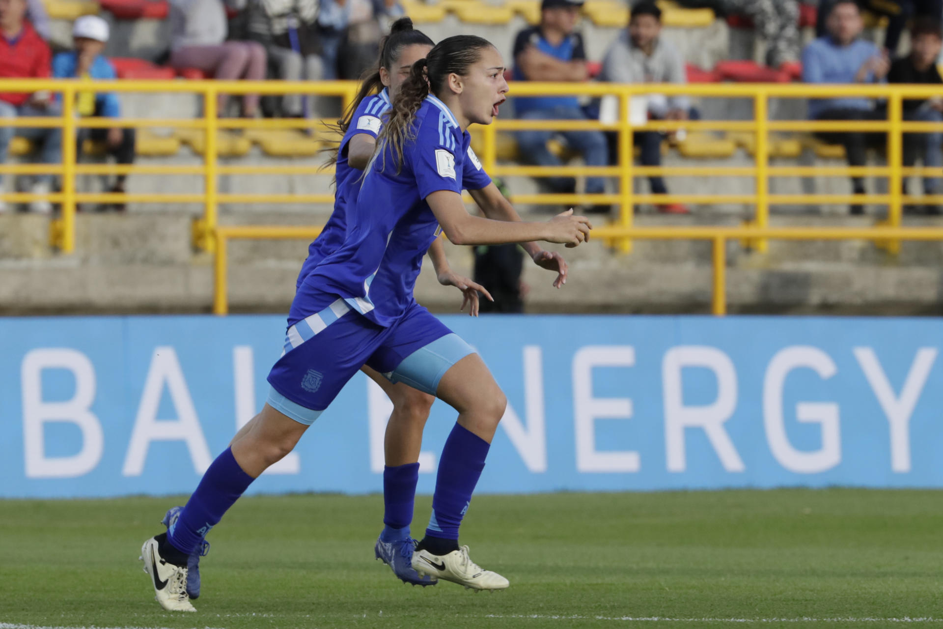 Delfina Lombardi (al frente), de Argentina, fue registrada este jueves, 12 de septiembre, al celebrar un gol que le anotó a Alemania, durante un partido de los octavos de final del Mundial FIFA femenino sub-20, en el estadio de Techo, en Bogotá (Colombia). EFE/Carlos Ortega
