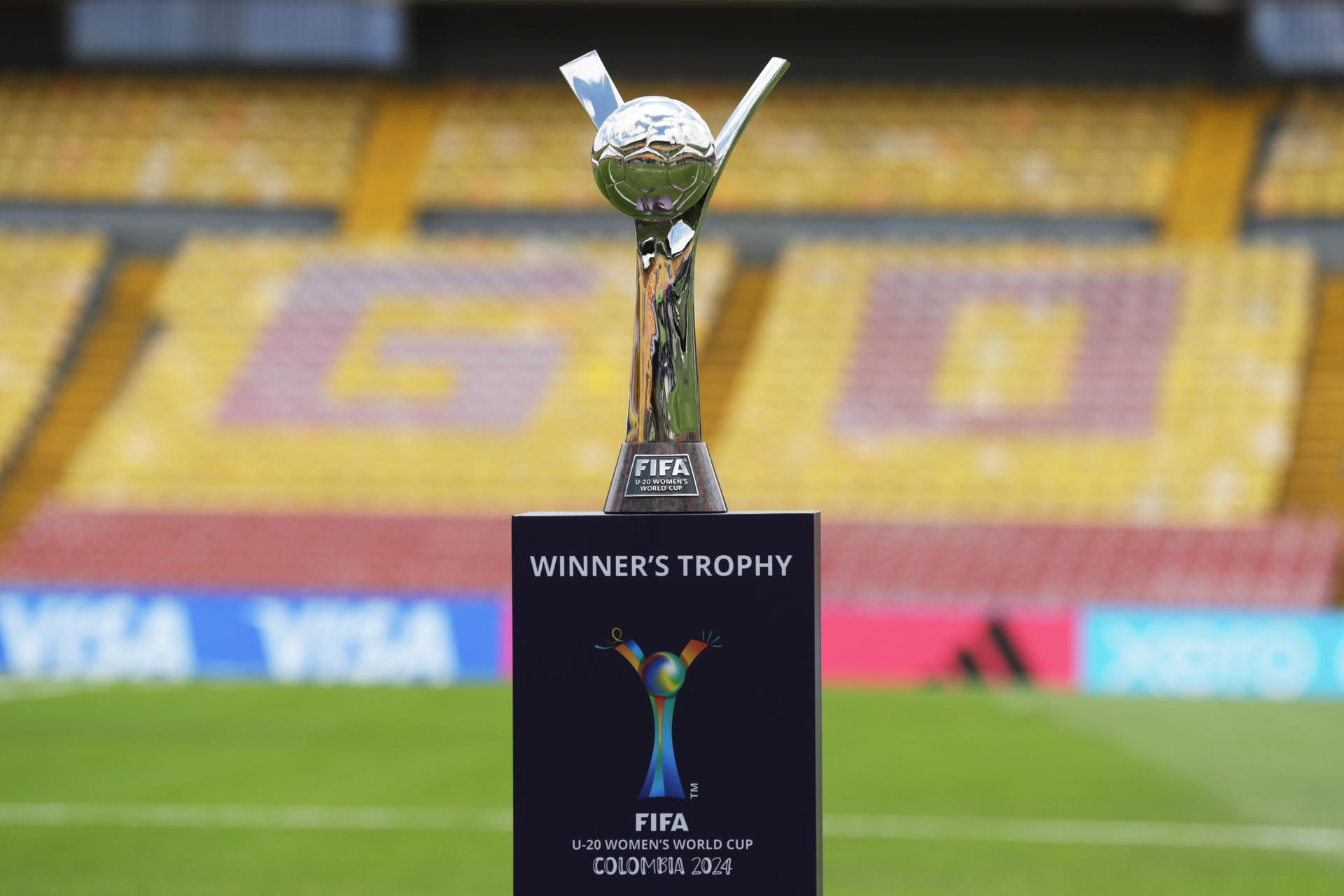 El trofeo que levantará este domingo en el estadio El Campín de Bogotá la selección campeona de la undécima edición del Mundial Femenino sub-20. EFE/ Carlos Ortega
