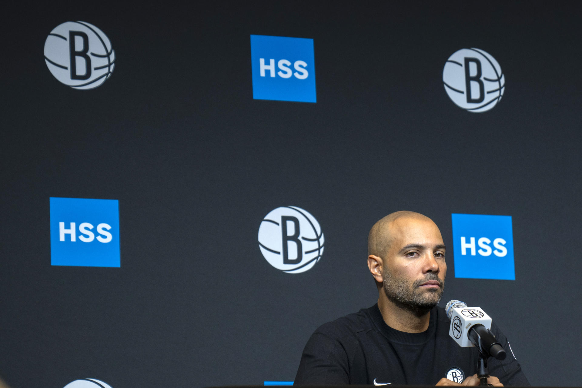 El entrenador de baloncesto Jordi Fernández habla durante una rueda de prensa en Nueva York (EE.UU.). EFE/Ángel Colmenares
