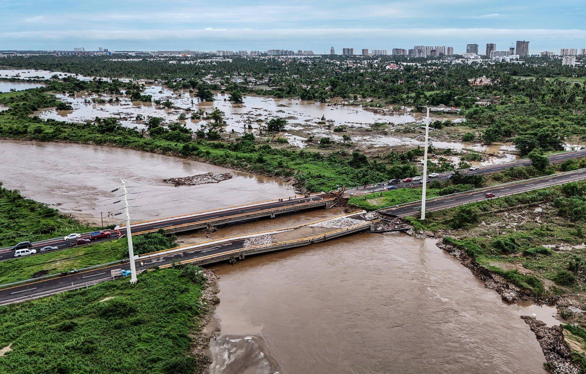 Fotografía tomada desde un drone, donde se observa la zona afectada por el paso del Huracán John, el 28 de septiembre de 2024 en el balneario de Acapulco en el estado de Guerrero (México). EFE/David Guzmán
