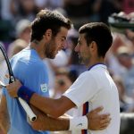 Foto de archivo tomada el 5 de agosto de 2012  al serbio Novak Djokovic (d) y el argentino Juan Martín del Potro tras el juego por la medalla de bronce de los Juegos Olímpicos de Londres ganado por 'Delpo'. EFE/Kai Försterling